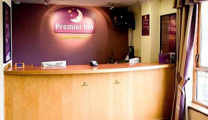 Premier Inn London Romford Central Exterior foto